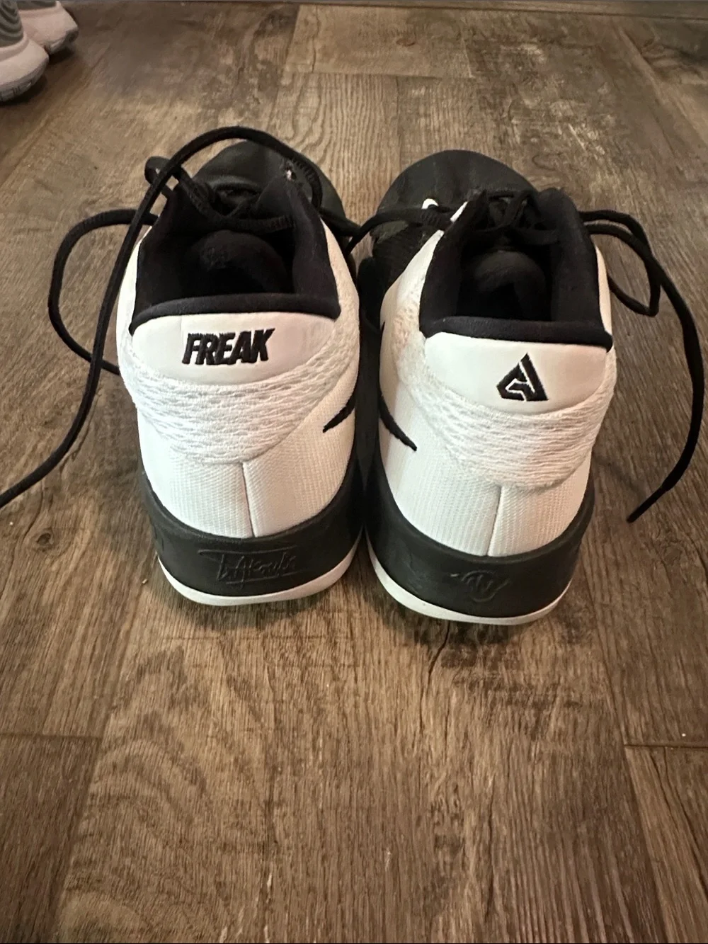 Freak Men's Black & White Basketball Shoes